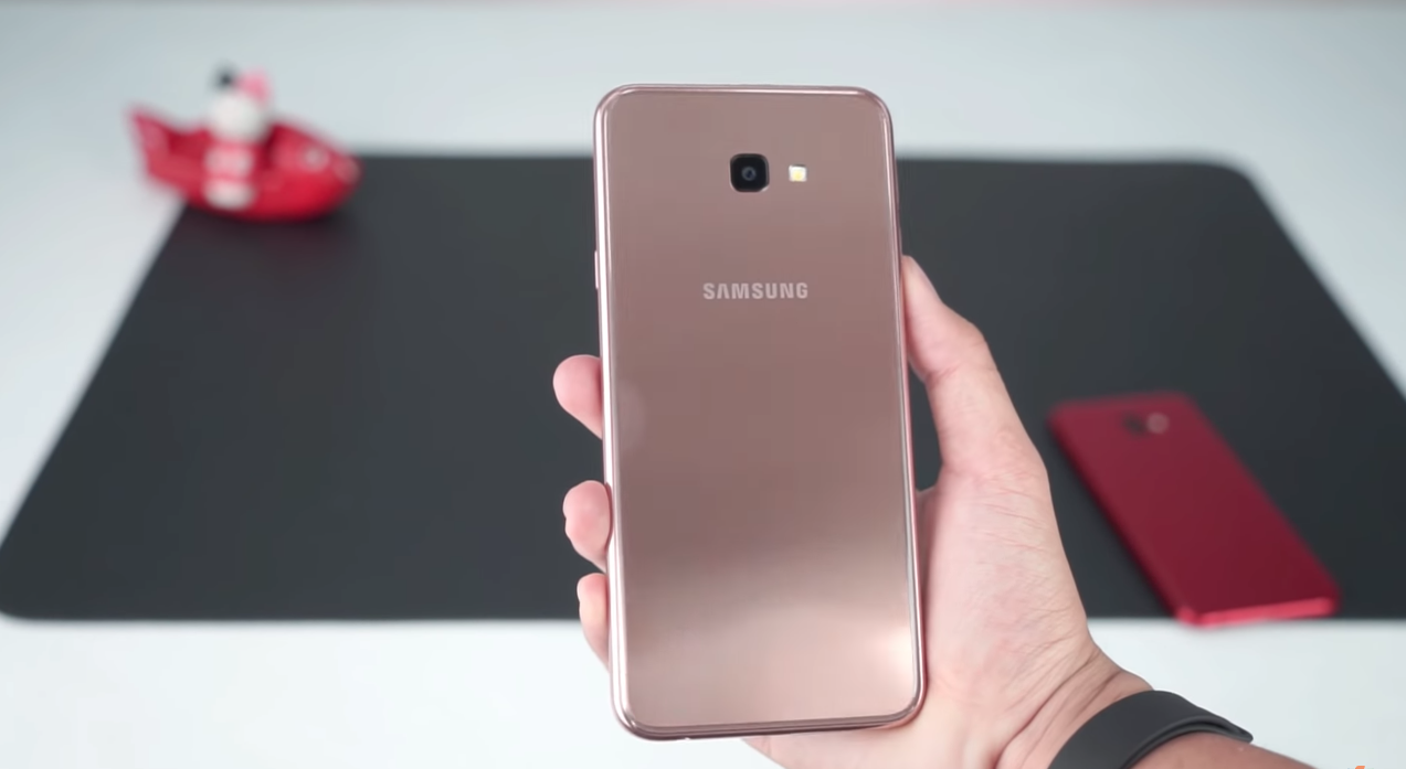 Samsung Galaxy J4 +: klady a zápory
